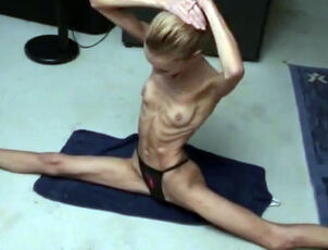 Unbelievable bony mature hard ripped doing the splits